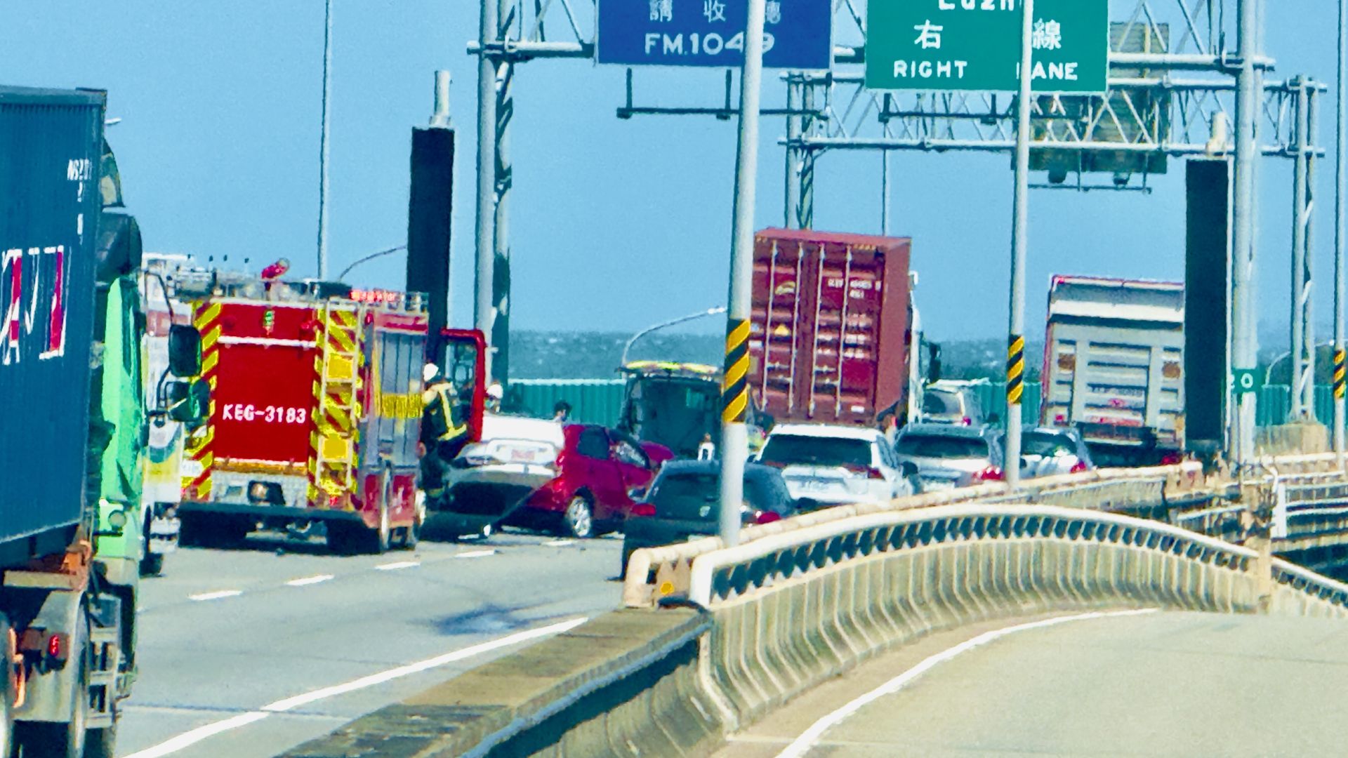 ▲▼台61多元計程車翻覆！駕駛「半身在車外」淡定滑手機 警消急搶救（圖／讀者提供）