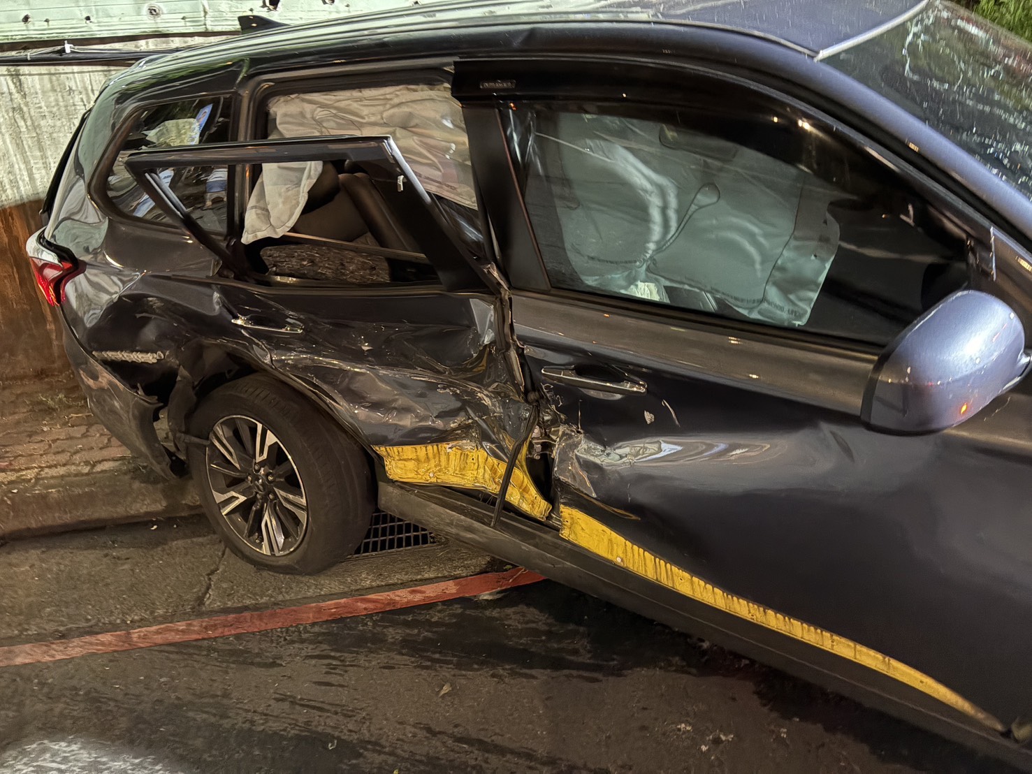 ▲計程車車身毀損。（翻攝畫面）
