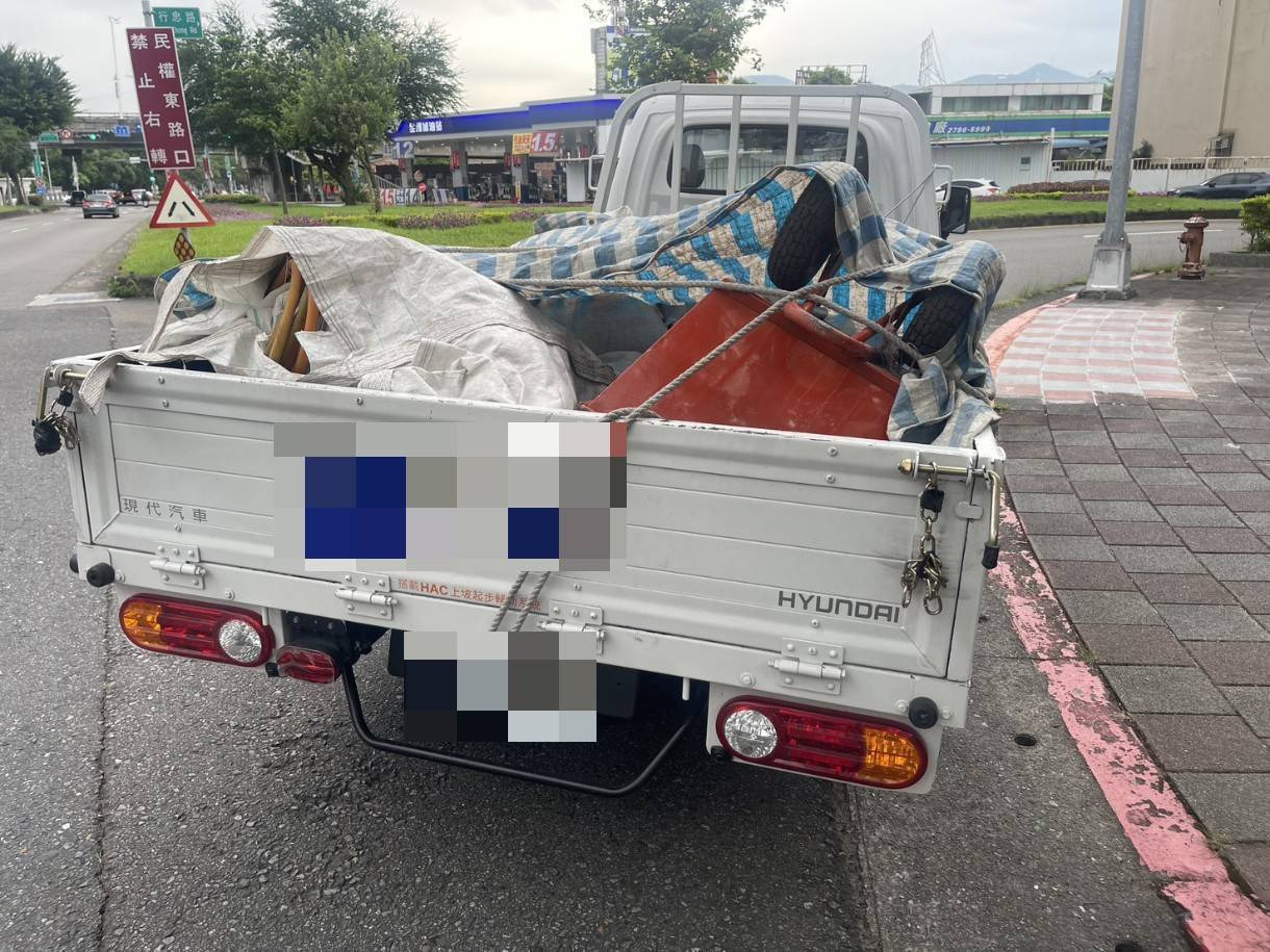 ▲機車不明原因和小貨車碰撞。（翻攝畫面）