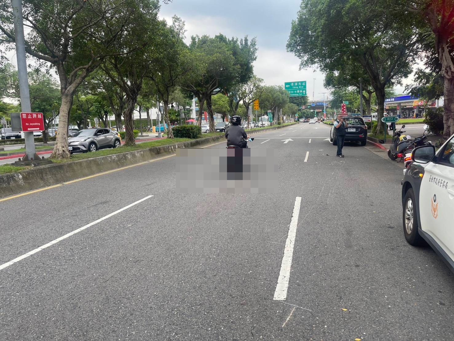 ▲車禍發生在內湖好市多附近。（翻攝畫面）