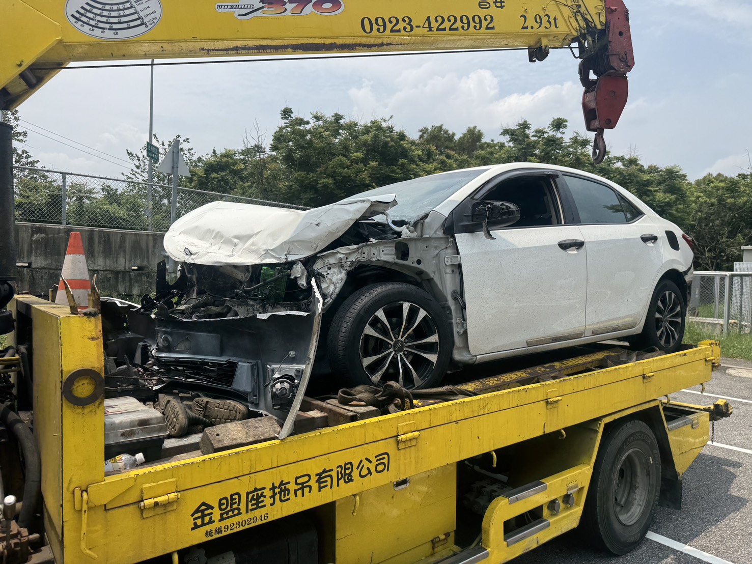 國道4號神岡段3車連環撞！小貨車翻覆釀2傷　疑操作失控肇事