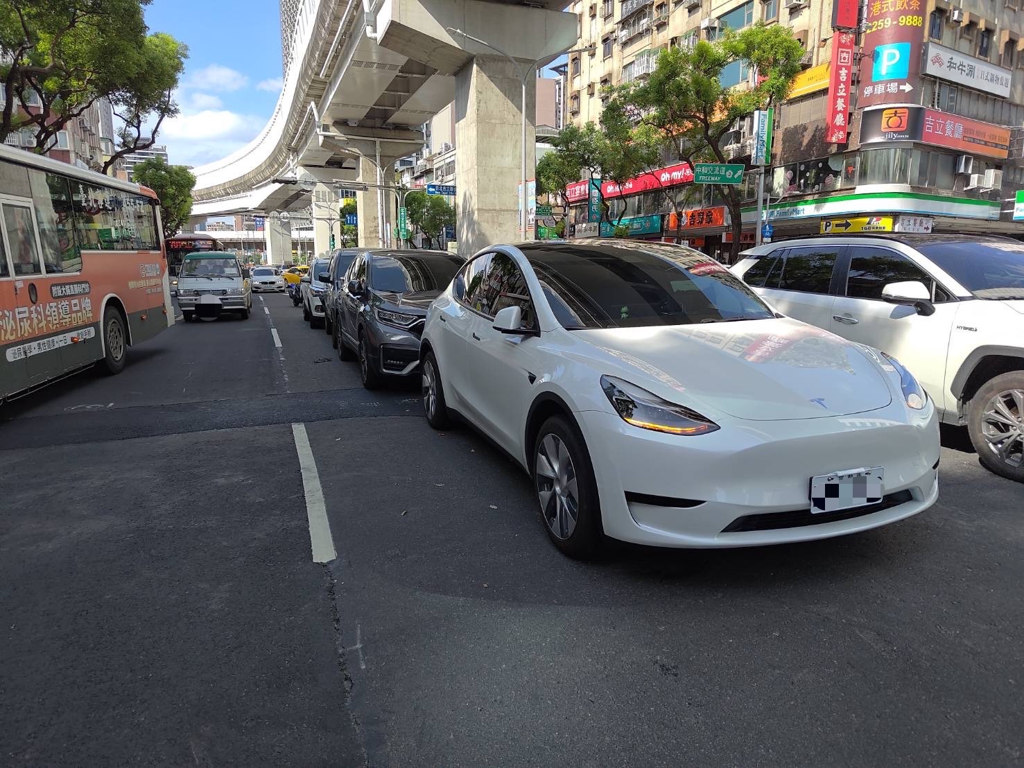 ▲現場車輛前後毀損。（翻攝畫面）