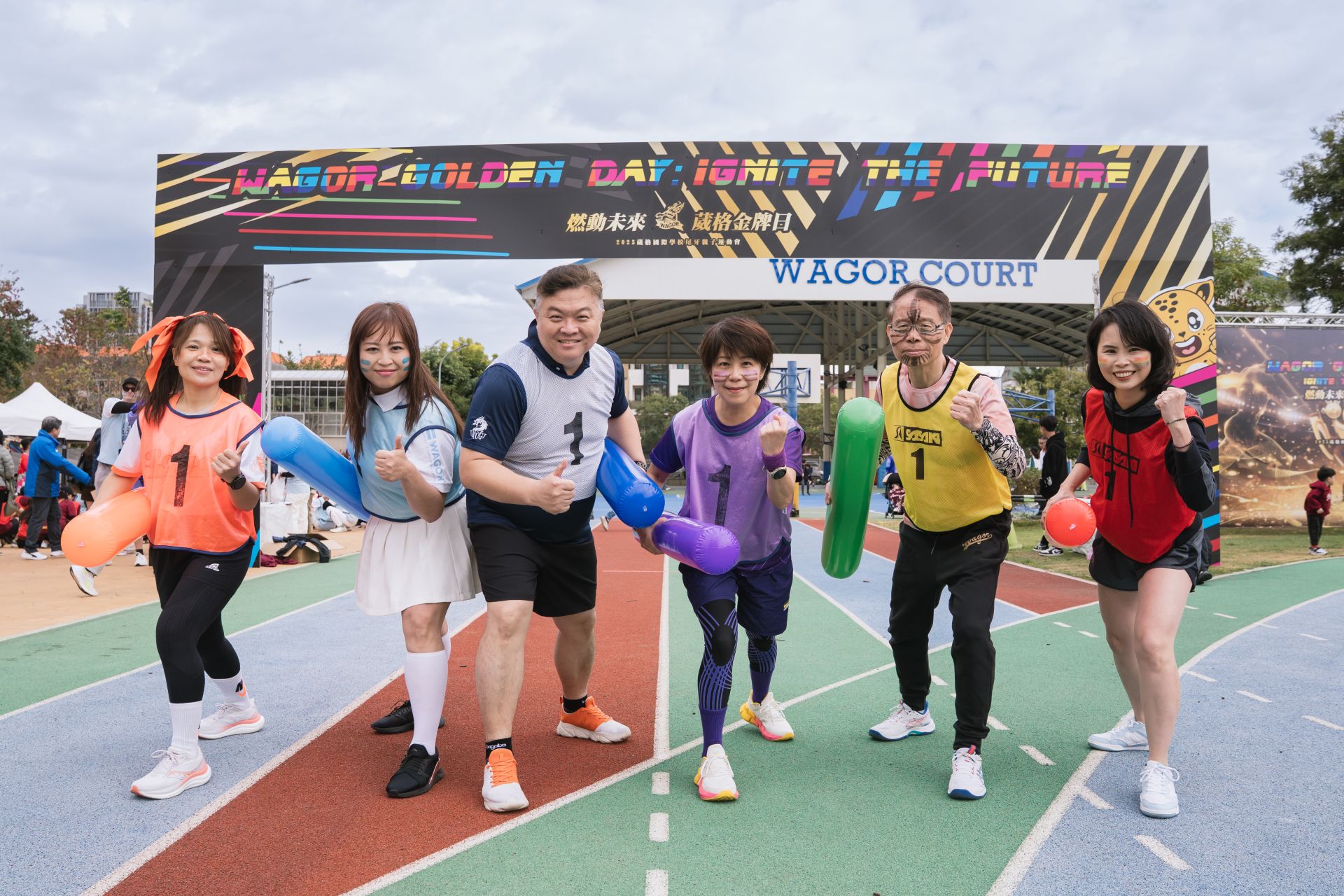 校際大隊接力由各校區校長擔任第一棒，與教職員共同接力奔馳，在歡笑與加油聲中展現合作默契。