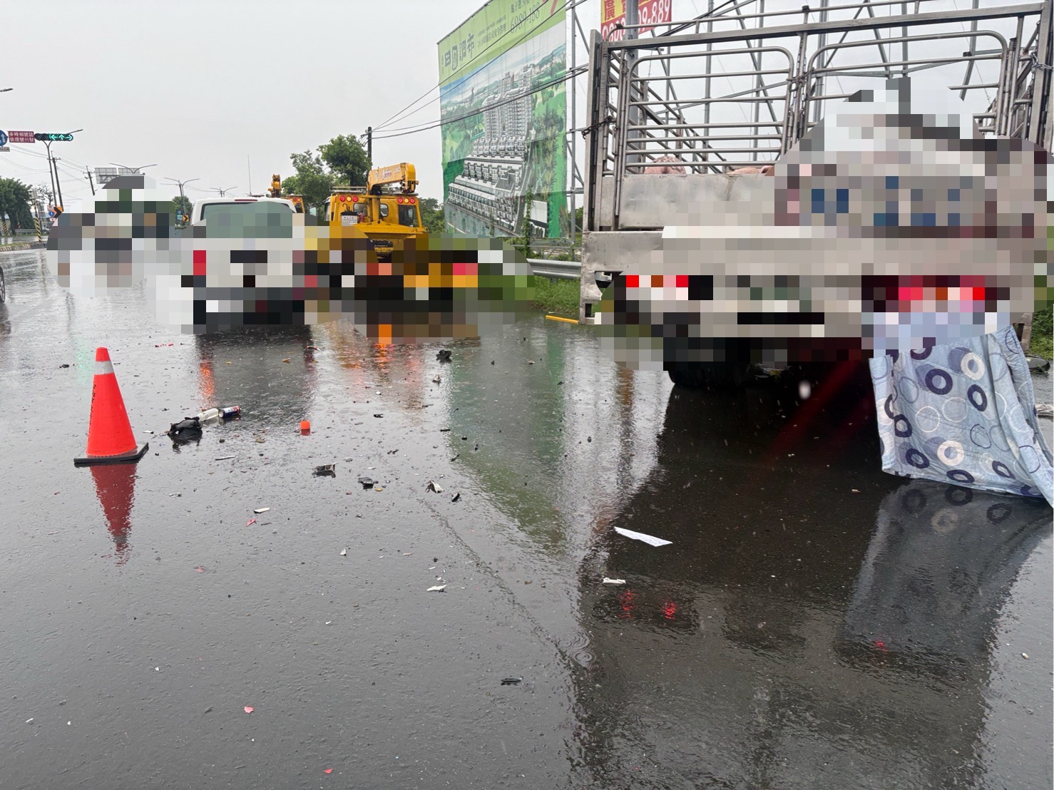 ▲運豬車雨天失控!連撞工程車、機車 騎士遭輾當場身亡(圖/記者王俊勝 翻攝)