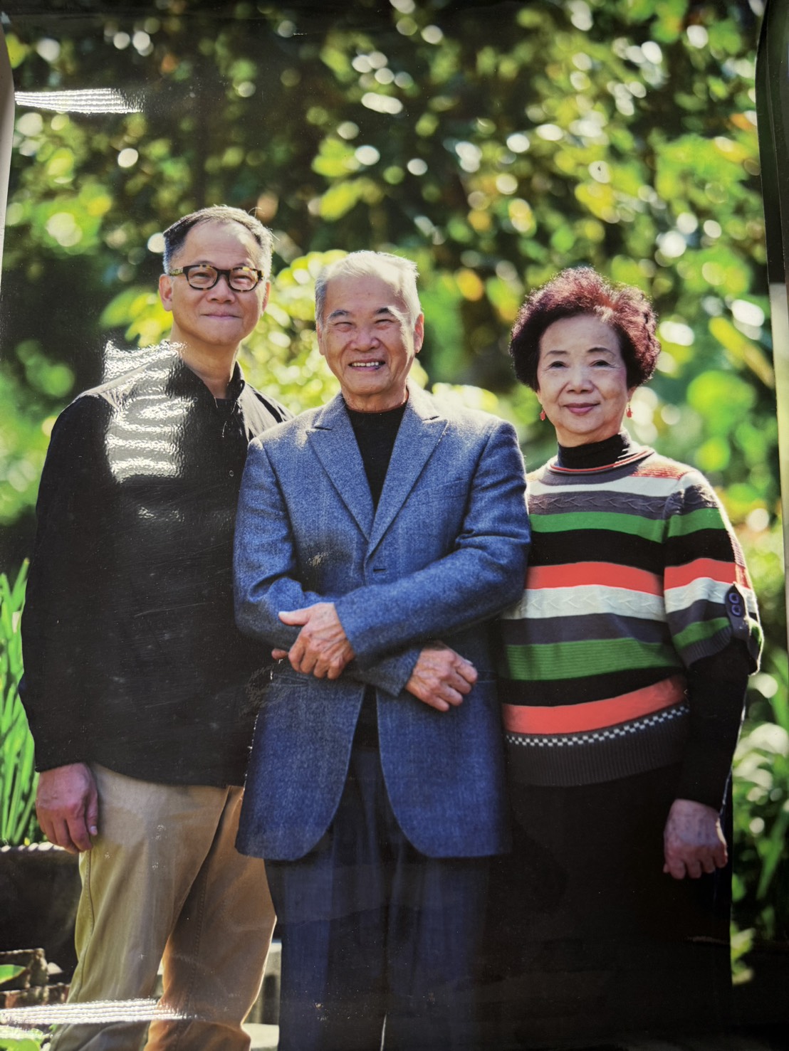（右一）師母溫婉幽默、秀外慧中，亦擅長書法，與李老師比肩同行，成就藝術與人生的美好篇章。