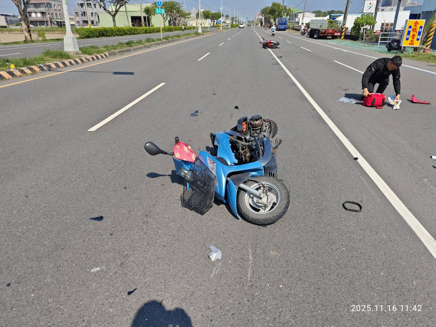 ▲台南善化嚴重車禍！2騎士碰撞「噴飛」車殼四散 女騎士OHCA搶救（圖／記者王俊勝 翻攝，下同）