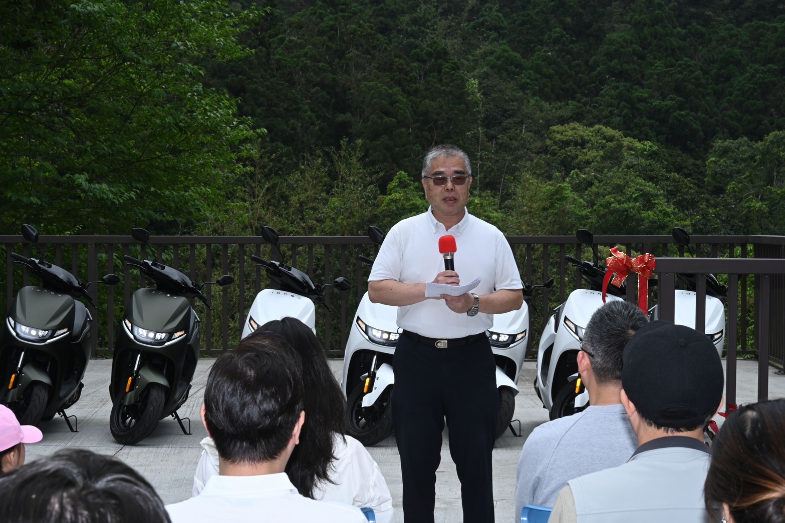 溪頭推動淨零再升級！ 花啟祥捐10台電動機車 年減碳排破萬公斤