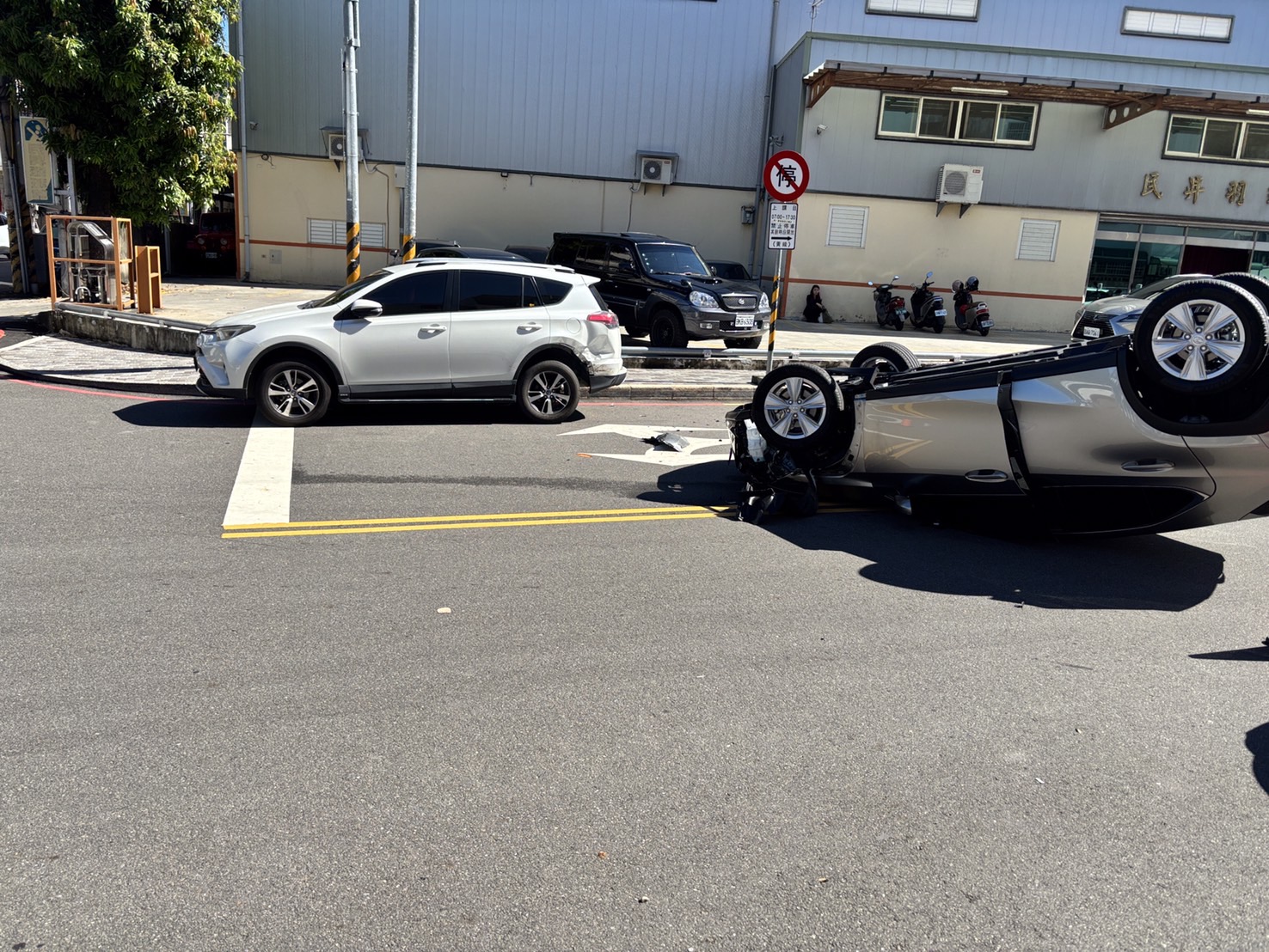 一個轉彎就翻車！女駕駛自撞違停車輛　車身180度翻覆