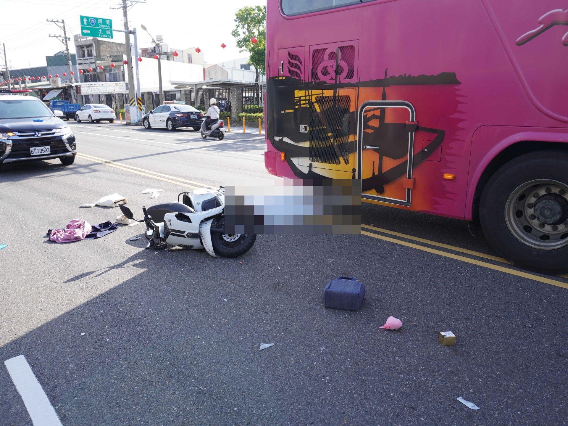 ▲女警遭後車追撞噴進遊覽車輪下遭輾死（圖／記者王俊勝 翻攝）