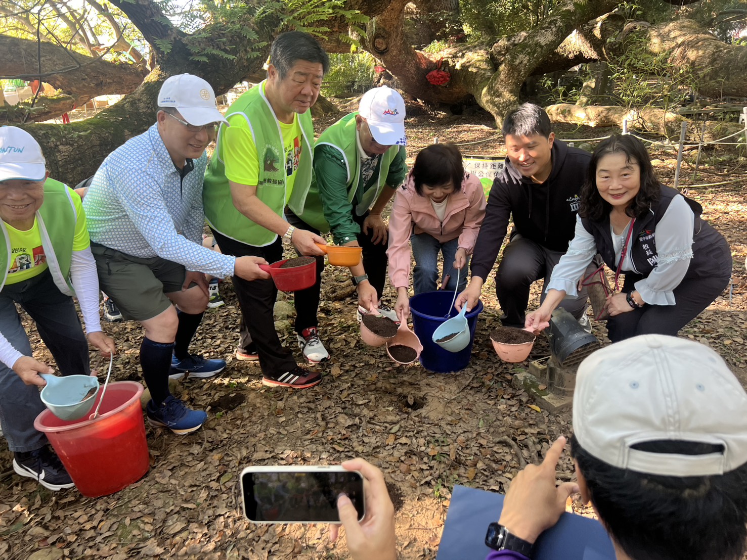 參與者於五福臨門神木前合影留念，以行動支持台中老樹保育。