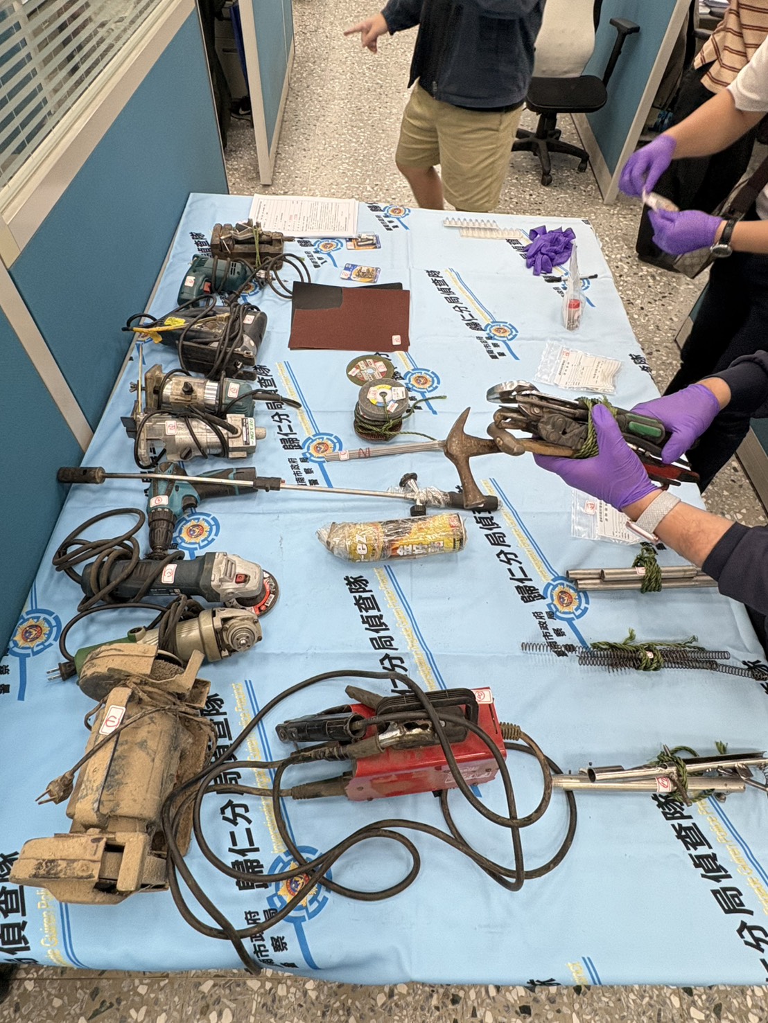 ▲歸仁警大掃蕩！地下兵工廠曝光 6槍+詐團61人一網打盡（圖／記者王俊勝 翻攝，下同）