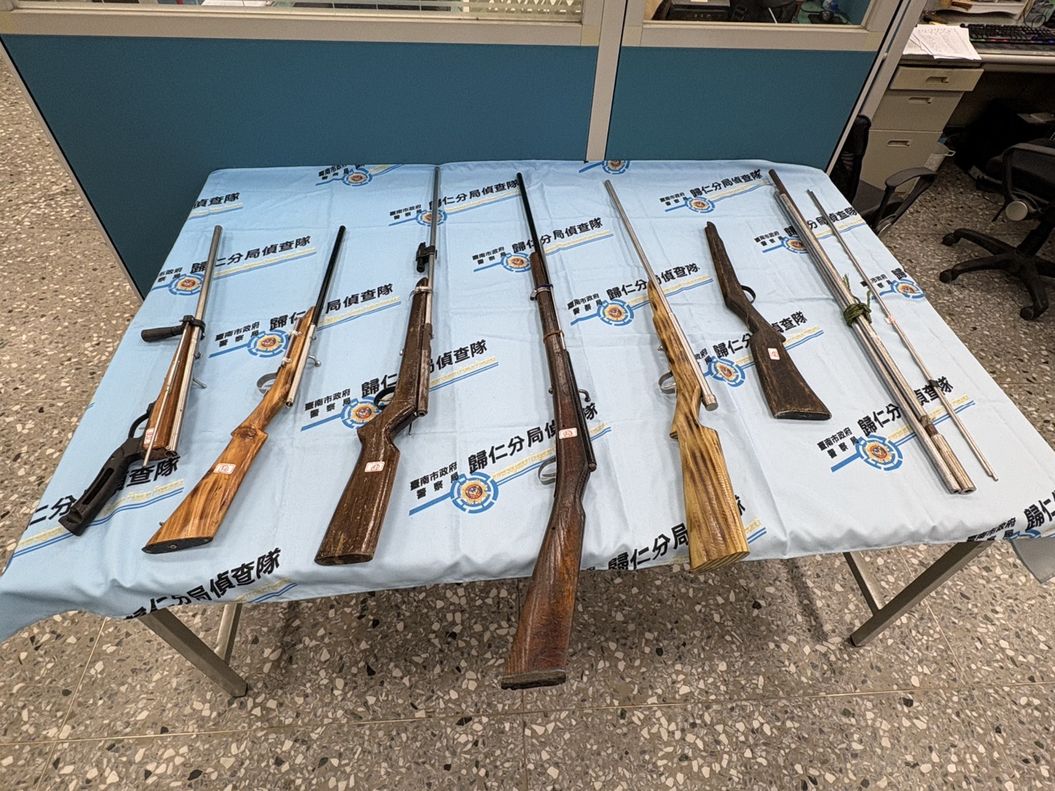 ▲歸仁警大掃蕩！地下兵工廠曝光 6槍+詐團61人一網打盡（圖／記者王俊勝 翻攝，下同）