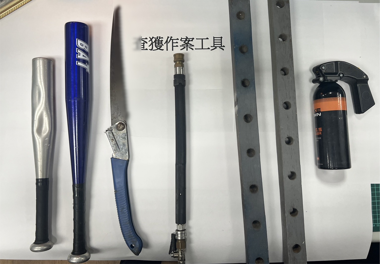 ▲警方搜出攻擊武器。（翻攝畫面）