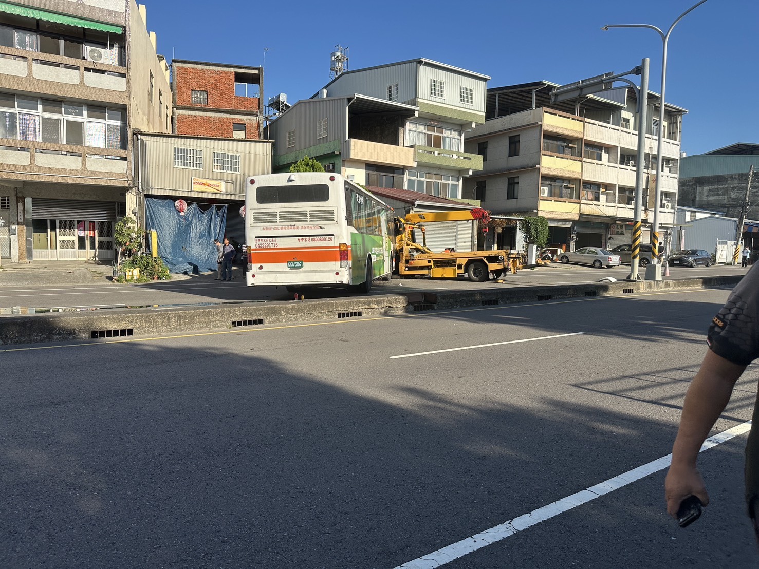 公車突偏移釀事故！霧峰3人受傷送醫　拖吊車駕駛一度受困