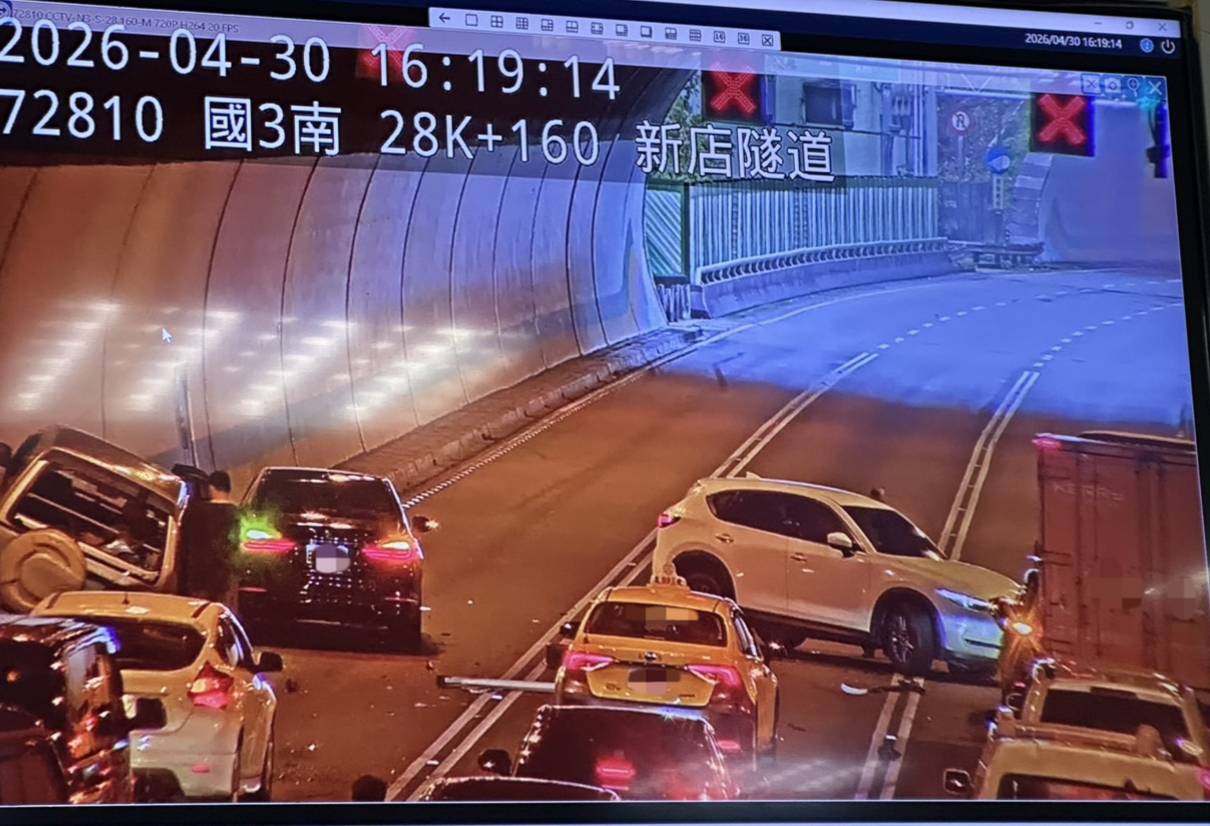 國道三號事故！新店隧道3車連環撞　車流一度嚴重回堵
