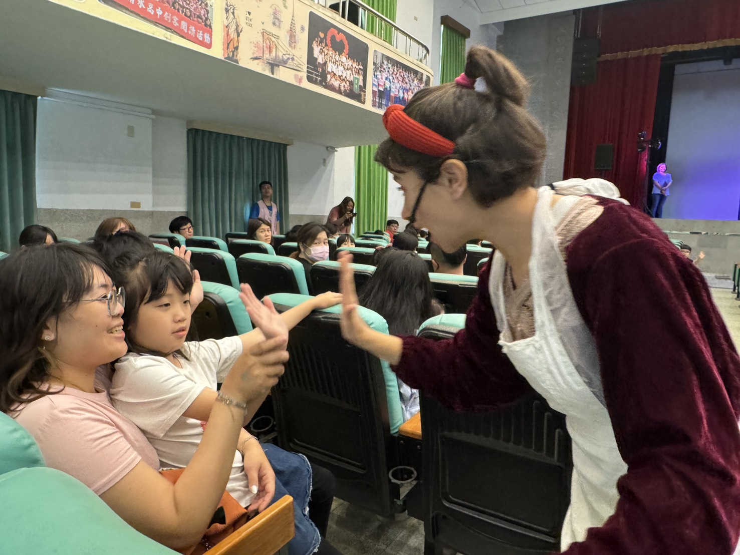 台中清水區因地處偏鄉，美語資源有限，玉雪公益協會號召民間企業力挺教育，邀請國際劇團演出全英文戲劇，打造沉浸式英語學習現場，吸引近450人參與，引起地方熱議。