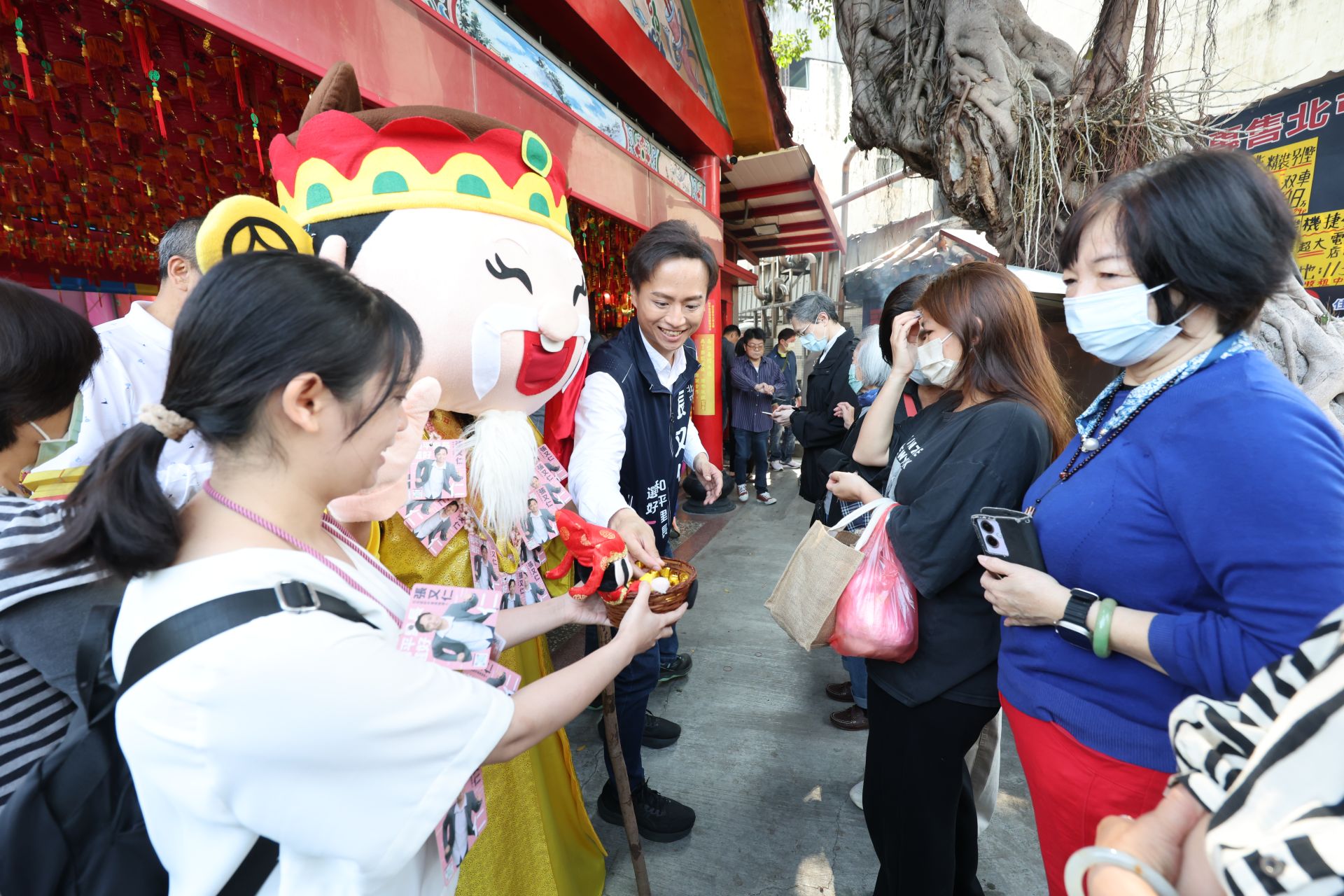 龍抬頭求財日湧人潮　北屯福德祠1800壽桃秒殺發完