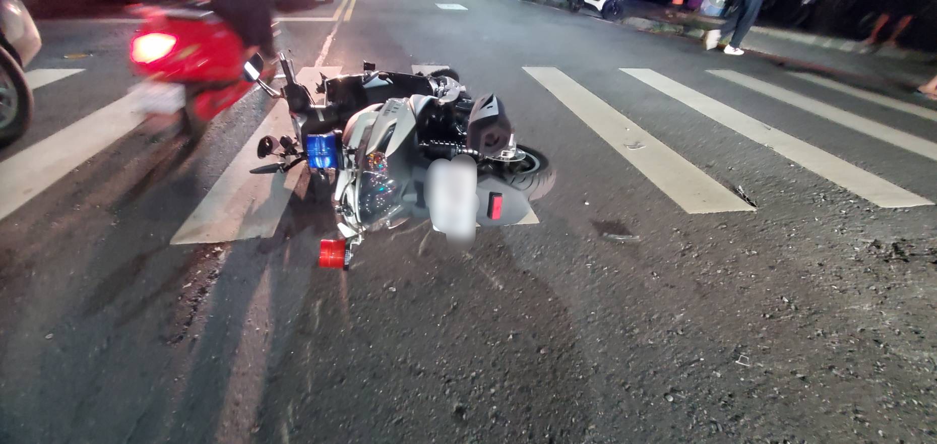▲員警骨折送醫。（翻攝畫面）