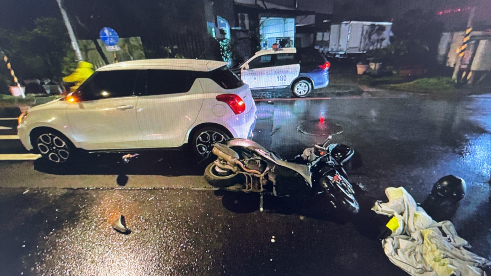 ▲男騎士腿部骨折。（翻攝畫面）