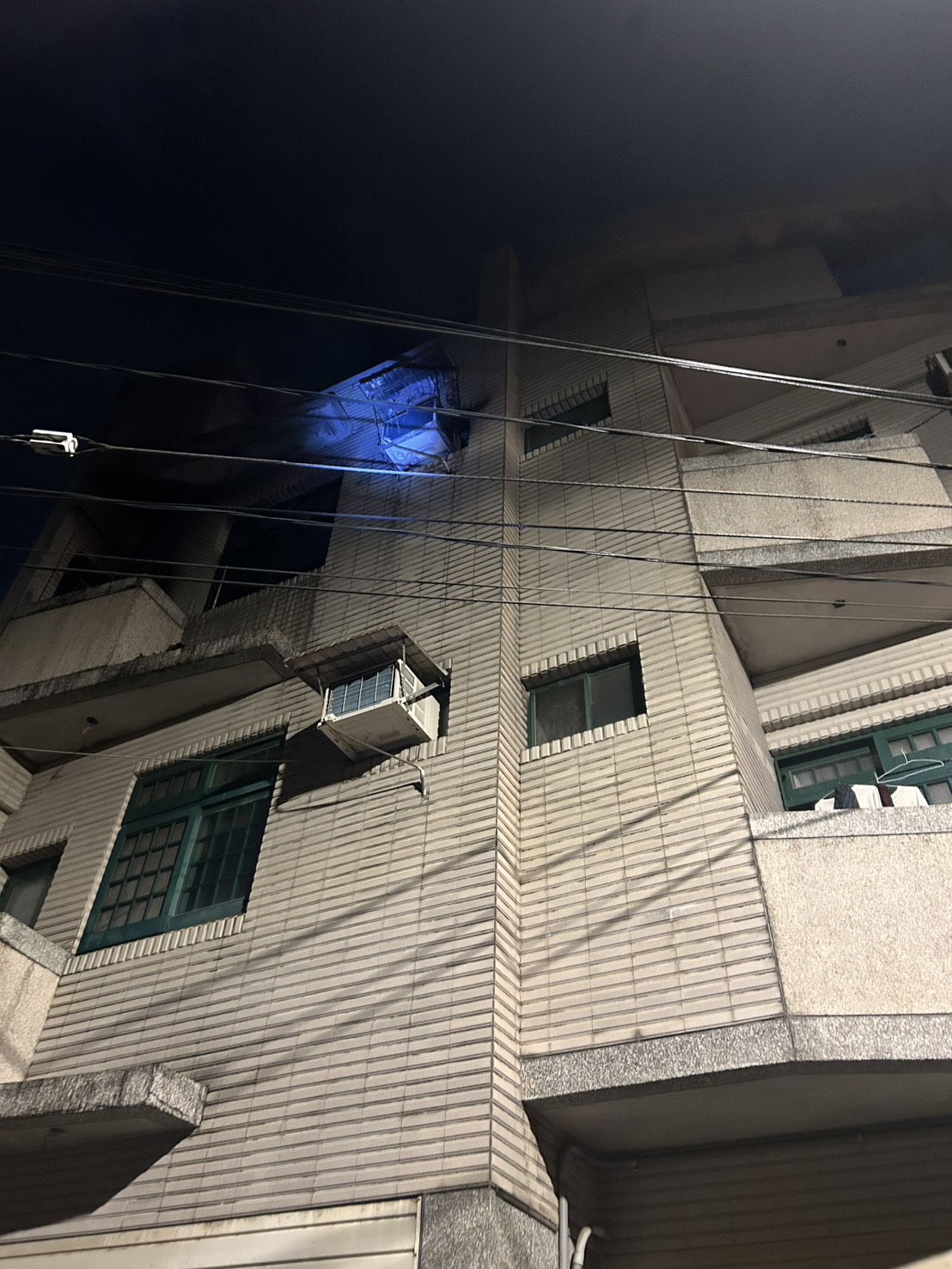 ▲現場救出一名女子受傷送醫。（翻攝畫面）