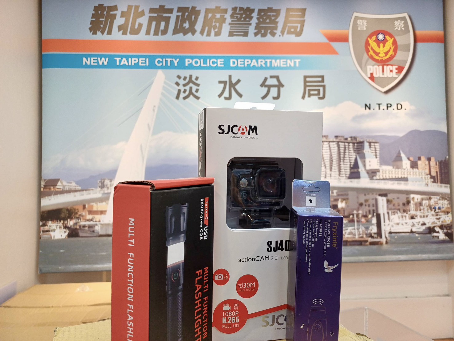 福佑宮捐贈高規裝備!淡水警添利器 強化治安與交安守護力