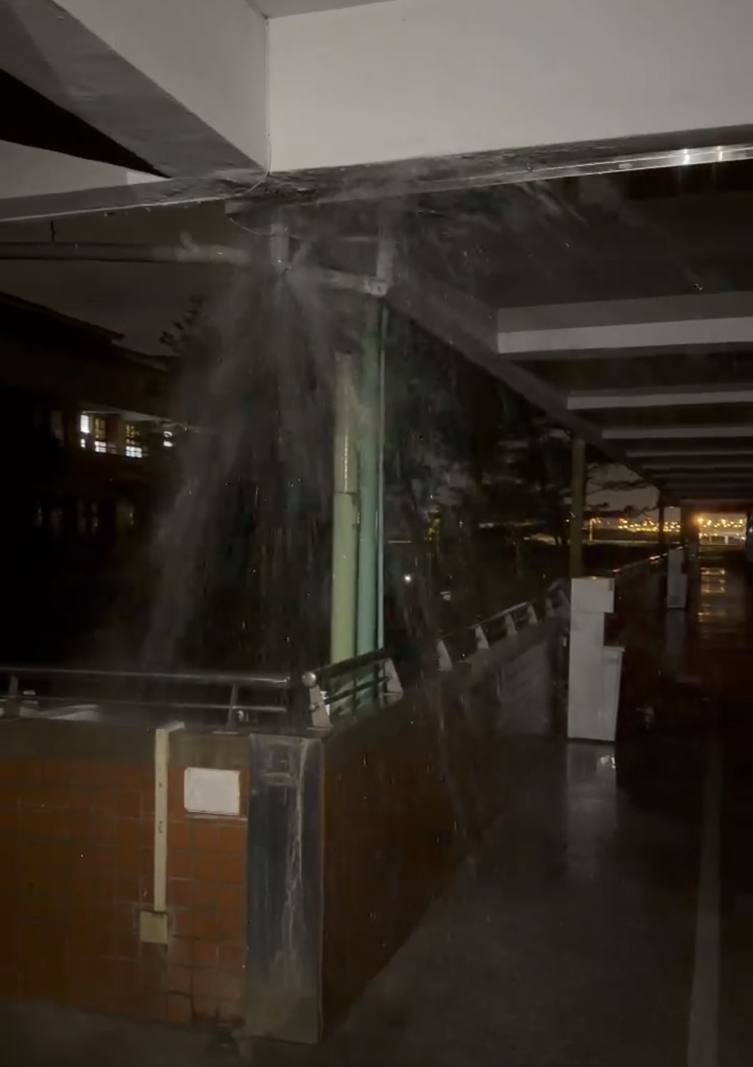 ▲27日地震後國小漏水。（翻攝畫面）