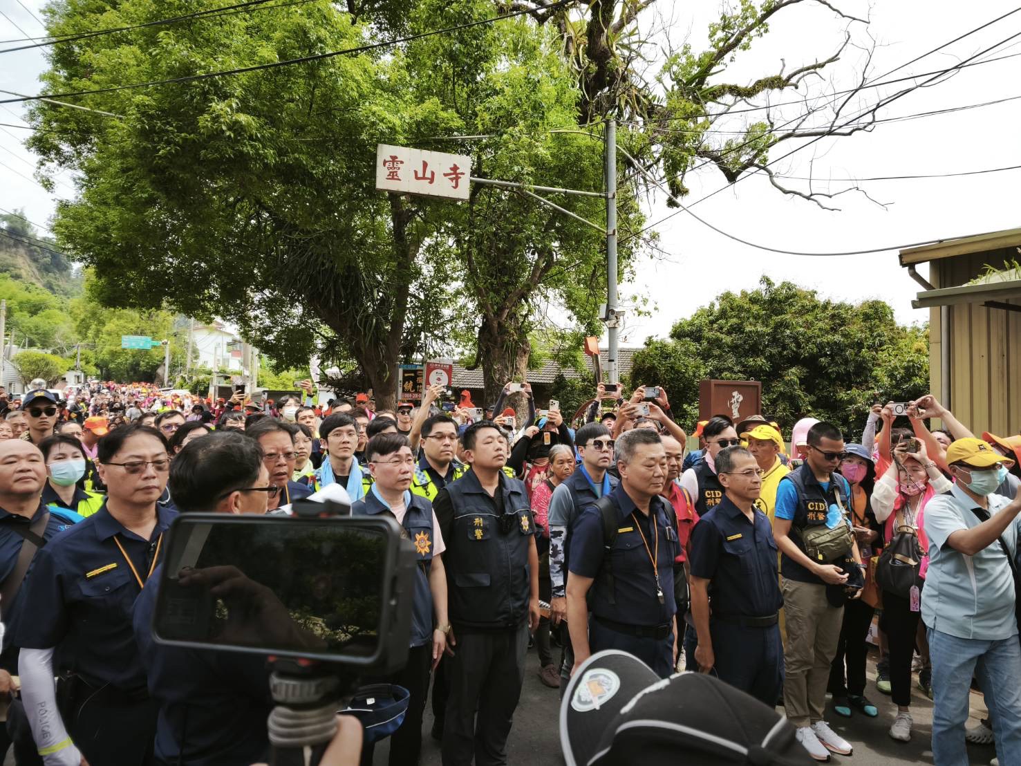 信仰奇蹟！白沙屯媽祖鑾轎百年首度駐駕南投 千人跪迎場面震撼全台