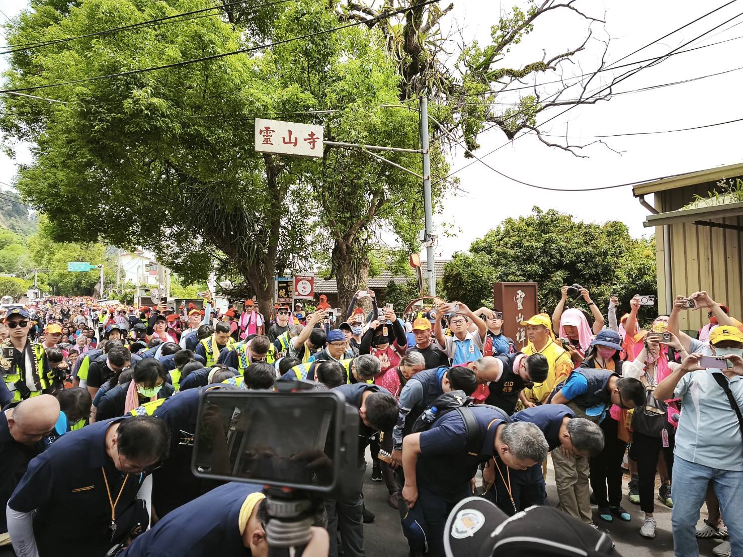 信仰奇蹟！白沙屯媽祖鑾轎百年首度駐駕南投 千人跪迎場面震撼全台
