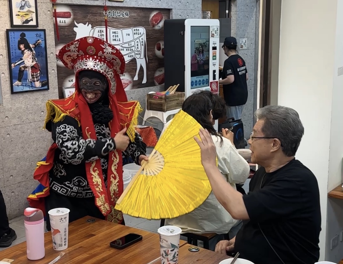 ▲寶島歌王楊烈《自由之地》台南場笑翻！彩排頻分心...想喝牛肉湯 變臉秀嚇傻（圖／記者王俊勝 翻攝）