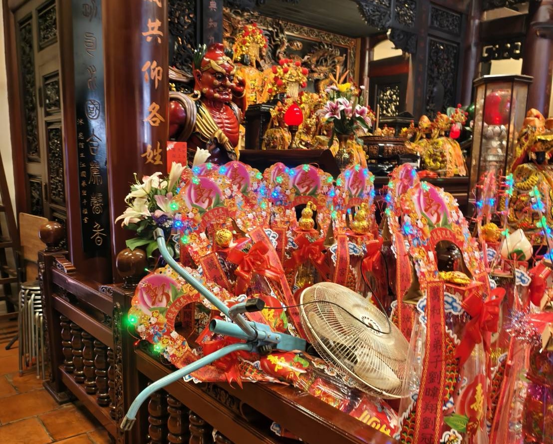 340年萬和宮驚傳砸廟！男子翻倒神像、毀光明燈塔　命理師示警恐影響運勢