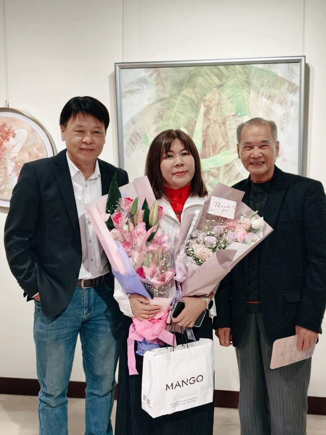 左起為臺中市文化局曾能汀副局長、膠彩藝術家廖瑞芬老師及國寶級藝術家李轂摩老師，三人於《膠響曲・第二樂章》展覽開幕中合影，場面溫馨隆重。