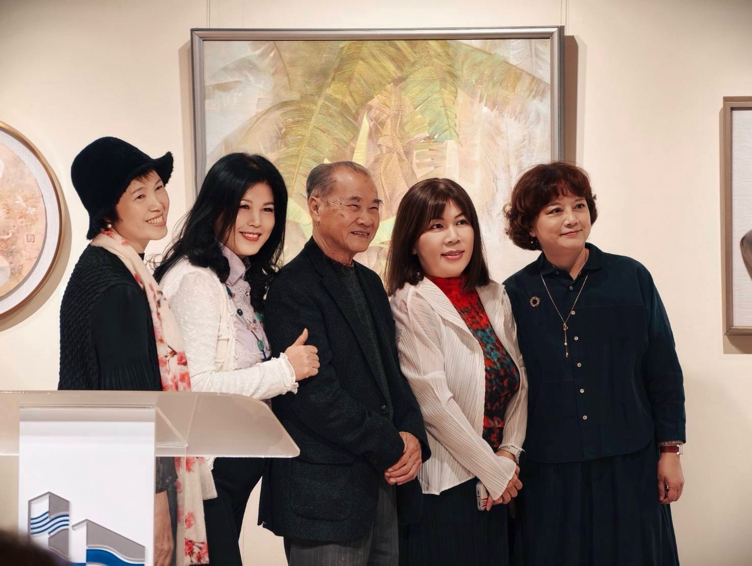 《膠響曲・第二樂章》開幕現場合影，李轂摩老師（中）與廖瑞芬老師（右二）及師生們同框留念，展現膠彩藝術創作的溫暖傳承與深厚情誼。