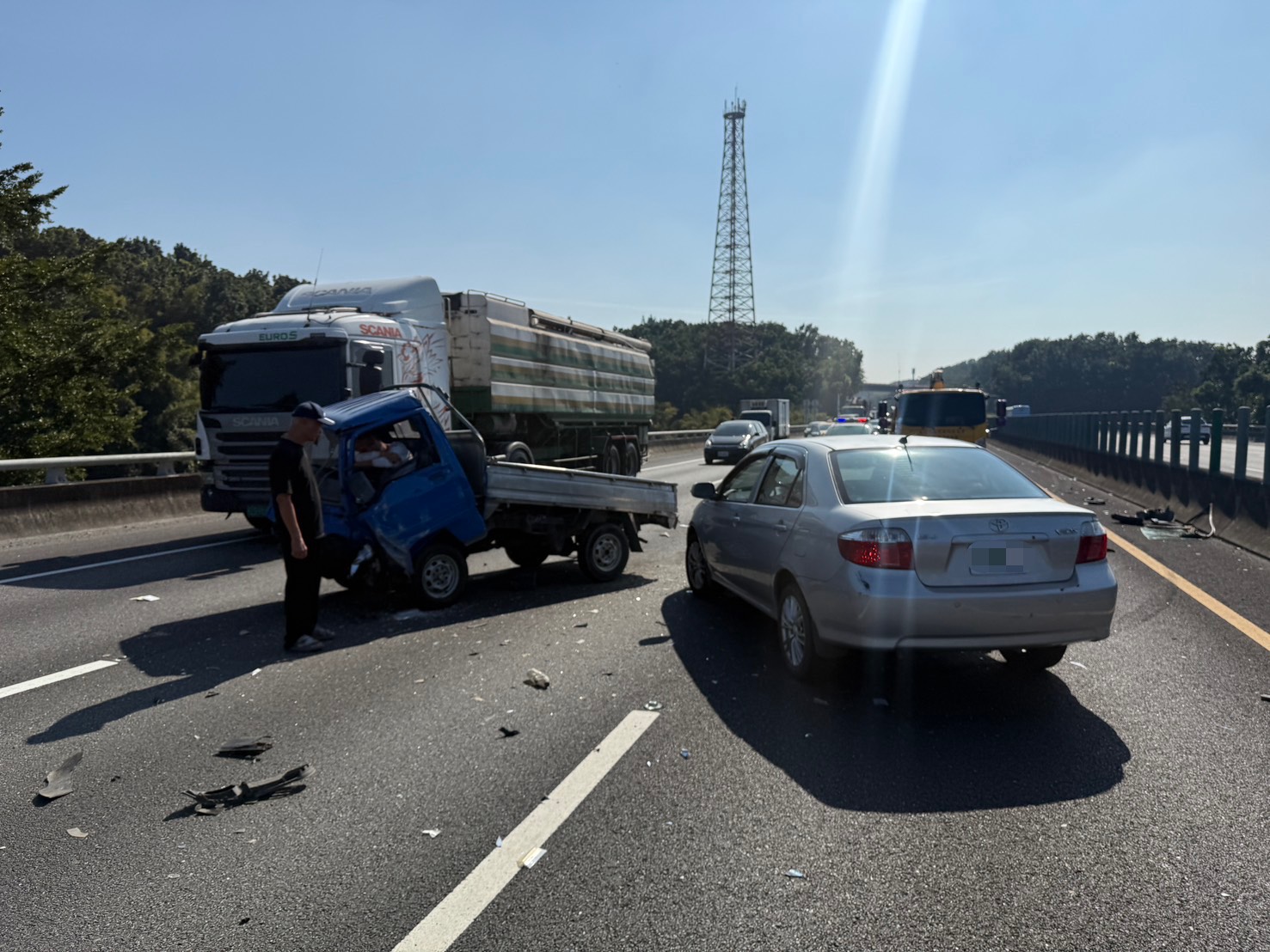 ▲國3北362.5公里4車碰撞！1小貨車翻覆駕駛受傷...佔中內線 警消急救援2（圖／民眾提供；未經授權請勿翻攝）