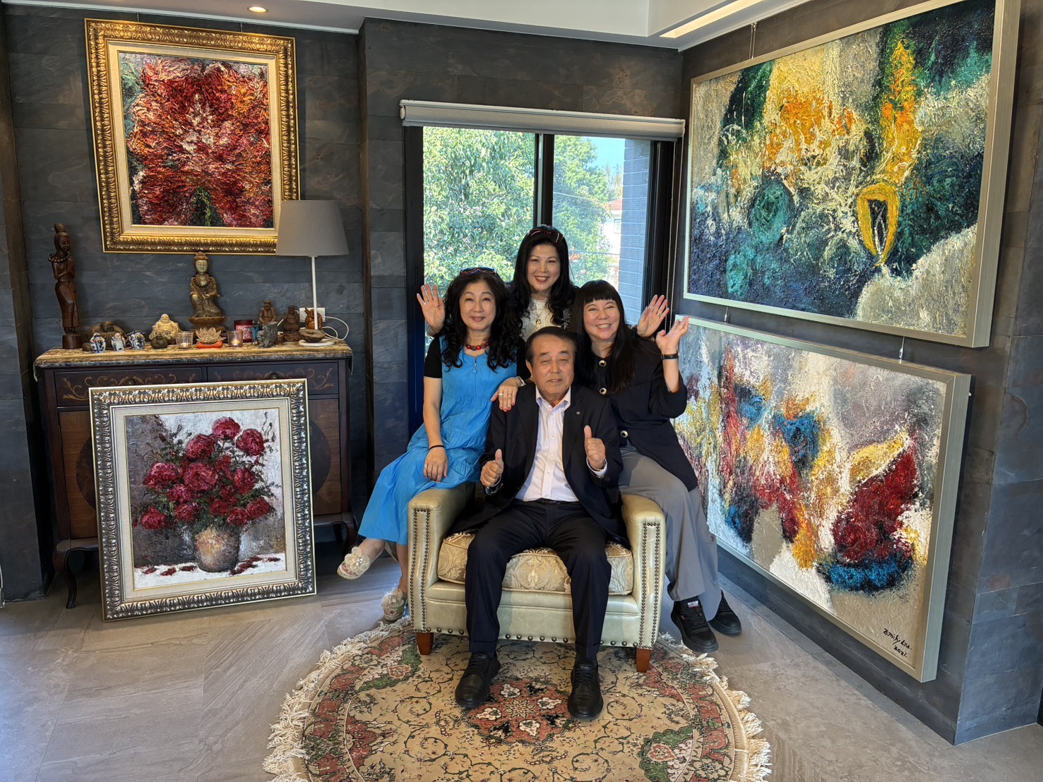 參訪貴賓於畫室內欣賞多幅創作,透過近距離交流,感受厚塗肌理與大膽色彩所帶來的視覺能量。