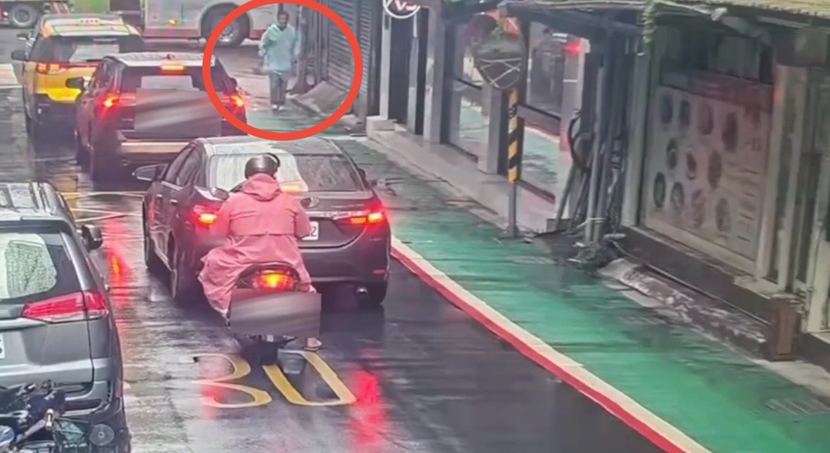 ▲警方調閱案發後畫面。(翻攝畫面) ▲警方調閱案發後畫面。(翻攝畫面)