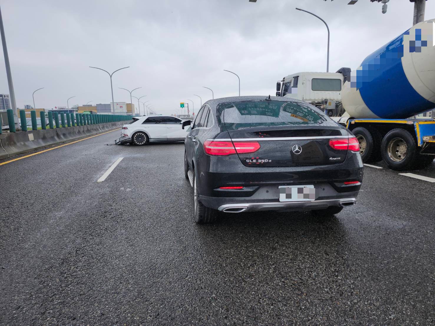 台中台74線北屯段中午車禍！ 兩車碰撞一車撞上分隔島　駕駛受傷送醫