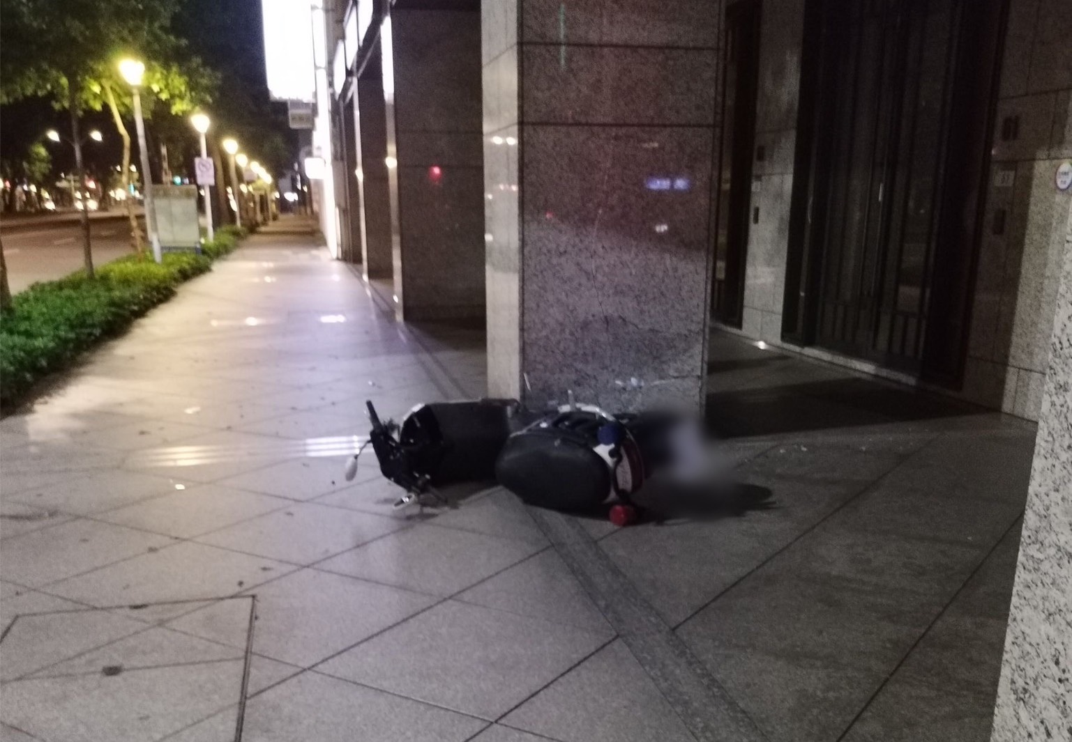 ▲警用機車噴飛。（翻攝畫面）