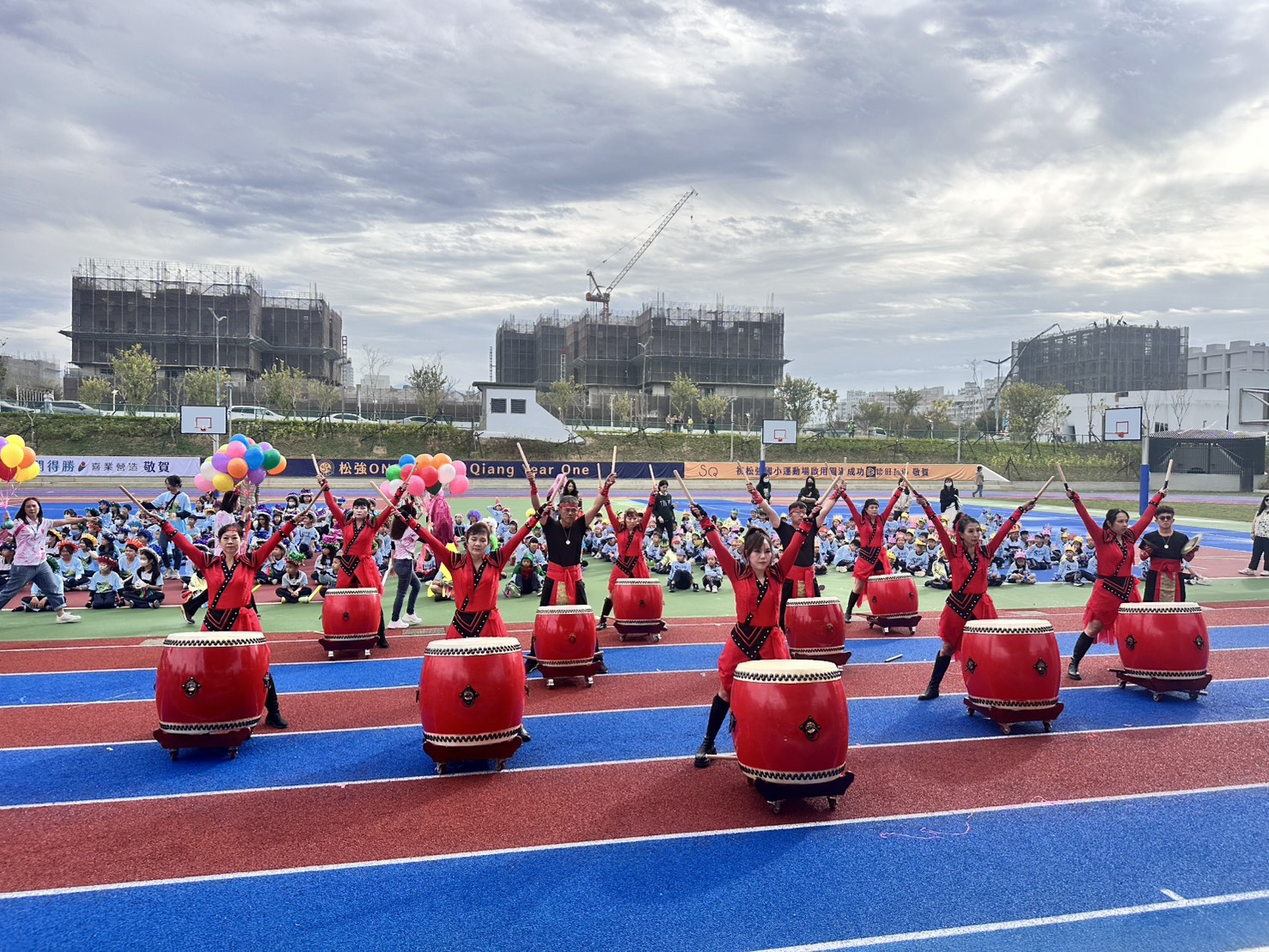 地方信仰中心三官堂戰鼓隊演出震撼鼓陣，為運動場啟用揭開序幕。