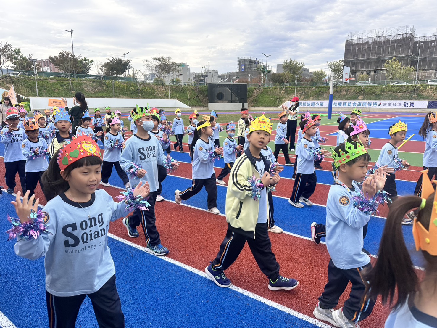 松強國小全新運動場啟用，結合滯洪池功能與多元運動設施，成為校園與社區共享的新場域。
