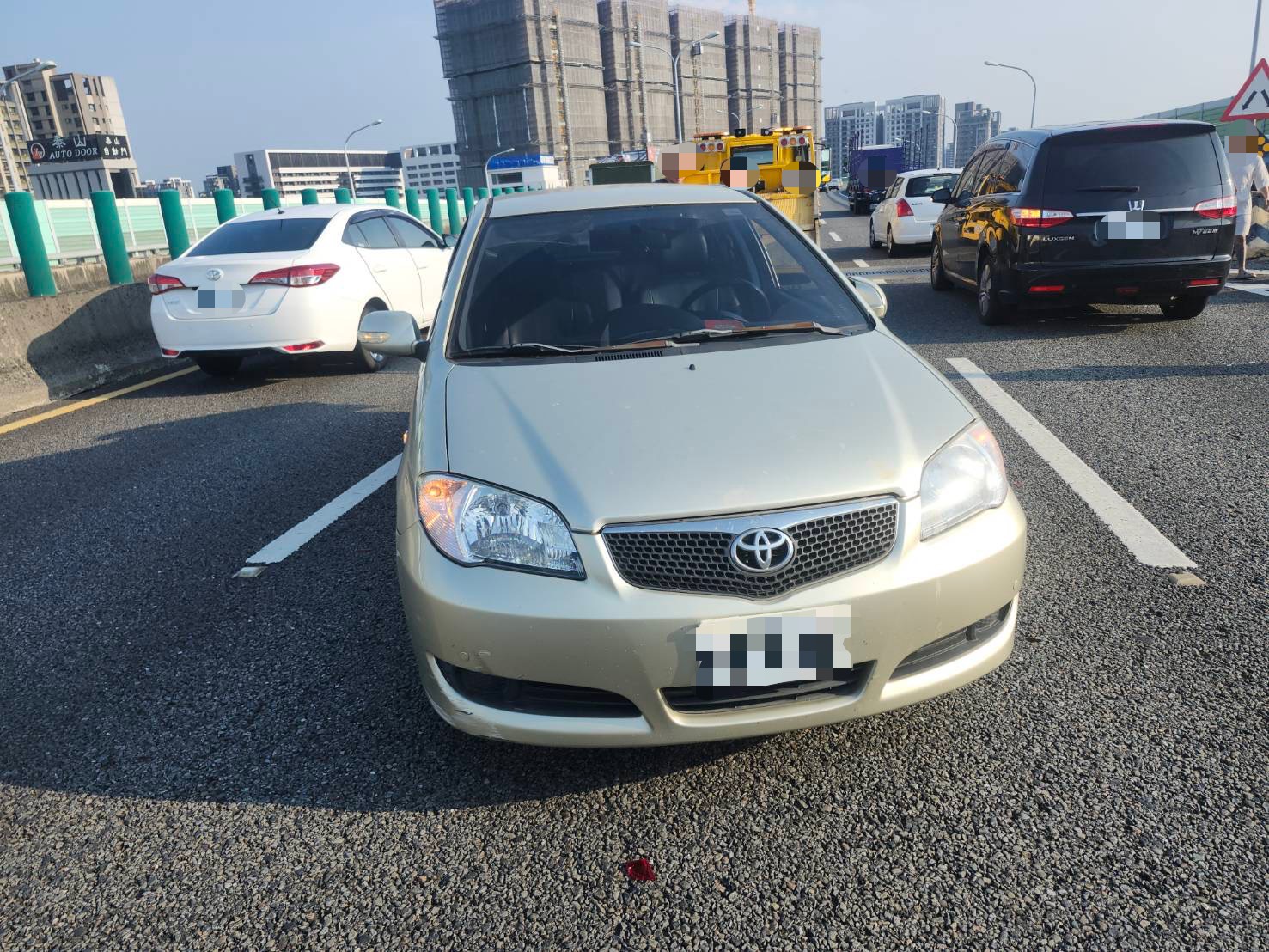 台74線北屯段貨車變換車道釀事故 小客車受損所幸無人傷亡