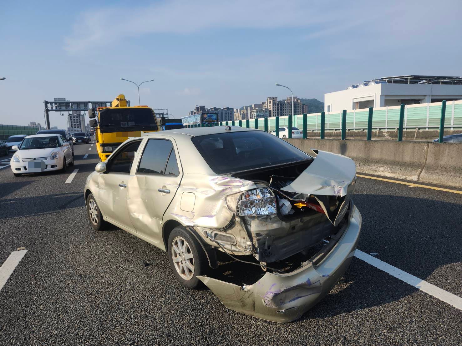 台74線北屯段貨車變換車道釀事故 小客車受損所幸無人傷亡