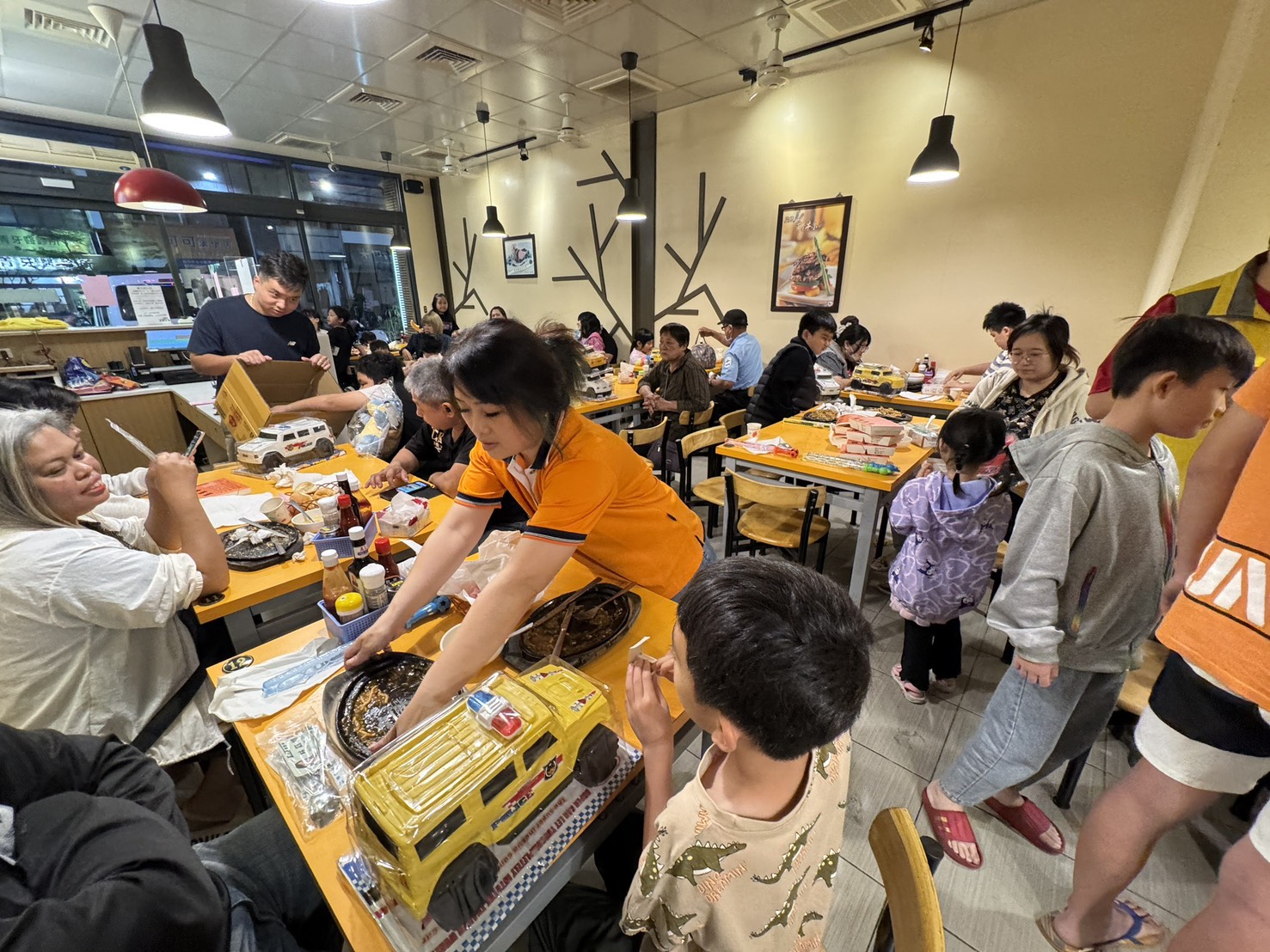 兒童節前夕，不只是節慶氛圍升溫，一場充滿人情味的公益餐會，也在台中悄悄展開。東東牛排攜手台中行善團，連續兩天於漢口店與東山店舉辦愛心餐會，邀請弱勢家庭孩童走進餐廳，提前感受節日的溫暖。  與一般公益活動多選在離峰時段不同，這場餐會特別安排在營業初期的熱門用餐時間。現場幾乎座無虛席，餐廳內擠滿前來參與的家庭與孩童，熱騰騰的鐵板牛排一份接一份上桌，香氣瀰漫整個空間。孩子們一邊開心用餐，一邊把玩剛拿到的玩具，笑聲此起彼落，讓原本單純的用餐場域，轉變為充滿溫度的公益現場。  透過台中市政府社會局家庭福利中心協助，此次活動共邀請約70位弱勢家庭孩童參與。不少家長坦言，牛排對他們而言並非日常選項，「平常真的比較少有機會吃」，一句話道出現實，也讓這頓餐點更顯珍貴。  現場也出現令人動容的一幕。一位家長因孩子開心加點餐點，主動表示願意補差額，但店家當場回應：「今天都是做公益，不用付費。」一句話看似簡單，卻讓現場氣氛瞬間多了幾分暖意。  台中行善團表示，多數店家在投入公益時，會考量營運成本而選擇離峰時段進行，但東東牛排選擇在人潮最多的時間，把位置優先留給孩子，這樣的決定，不只是善意，更是一種對公益的堅持。  除了餐點，現場也準備豐富禮品，包含玩具車與扭蛋活動，甚至有住宿券與禮盒等驚喜獎品。志工與店員穿梭其間，協助發放物資與引導動線，整體活動節奏緊湊卻溫馨。  從餐桌上的滿足神情，到孩子手中緊握的禮物，可以看見這場活動不只是一次用餐安排，更像是一場讓弱勢家庭短暫「放下壓力」的節日體驗。  在企業公益逐漸常態化的今天，形式或許不難複製，但選擇在最忙碌的時段，把資源優先留給需要的人，反而更顯難得。這場兒童節前的餐會，也讓「公益」不只是口號，而是真正走進日常生活的一種實踐。