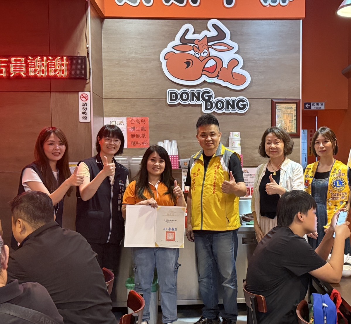 兒童節前夕，不只是節慶氛圍升溫，一場充滿人情味的公益餐會，也在台中悄悄展開。東東牛排攜手台中行善團，連續兩天於漢口店與東山店舉辦愛心餐會，邀請弱勢家庭孩童走進餐廳，提前感受節日的溫暖。  與一般公益活動多選在離峰時段不同，這場餐會特別安排在營業初期的熱門用餐時間。現場幾乎座無虛席，餐廳內擠滿前來參與的家庭與孩童，熱騰騰的鐵板牛排一份接一份上桌，香氣瀰漫整個空間。孩子們一邊開心用餐，一邊把玩剛拿到的玩具，笑聲此起彼落，讓原本單純的用餐場域，轉變為充滿溫度的公益現場。  透過台中市政府社會局家庭福利中心協助，此次活動共邀請約70位弱勢家庭孩童參與。不少家長坦言，牛排對他們而言並非日常選項，「平常真的比較少有機會吃」，一句話道出現實，也讓這頓餐點更顯珍貴。  現場也出現令人動容的一幕。一位家長因孩子開心加點餐點，主動表示願意補差額，但店家當場回應：「今天都是做公益，不用付費。」一句話看似簡單，卻讓現場氣氛瞬間多了幾分暖意。  台中行善團表示，多數店家在投入公益時，會考量營運成本而選擇離峰時段進行，但東東牛排選擇在人潮最多的時間，把位置優先留給孩子，這樣的決定，不只是善意，更是一種對公益的堅持。  除了餐點，現場也準備豐富禮品，包含玩具車與扭蛋活動，甚至有住宿券與禮盒等驚喜獎品。志工與店員穿梭其間，協助發放物資與引導動線，整體活動節奏緊湊卻溫馨。  從餐桌上的滿足神情，到孩子手中緊握的禮物，可以看見這場活動不只是一次用餐安排，更像是一場讓弱勢家庭短暫「放下壓力」的節日體驗。  在企業公益逐漸常態化的今天，形式或許不難複製，但選擇在最忙碌的時段，把資源優先留給需要的人，反而更顯難得。這場兒童節前的餐會，也讓「公益」不只是口號，而是真正走進日常生活的一種實踐。