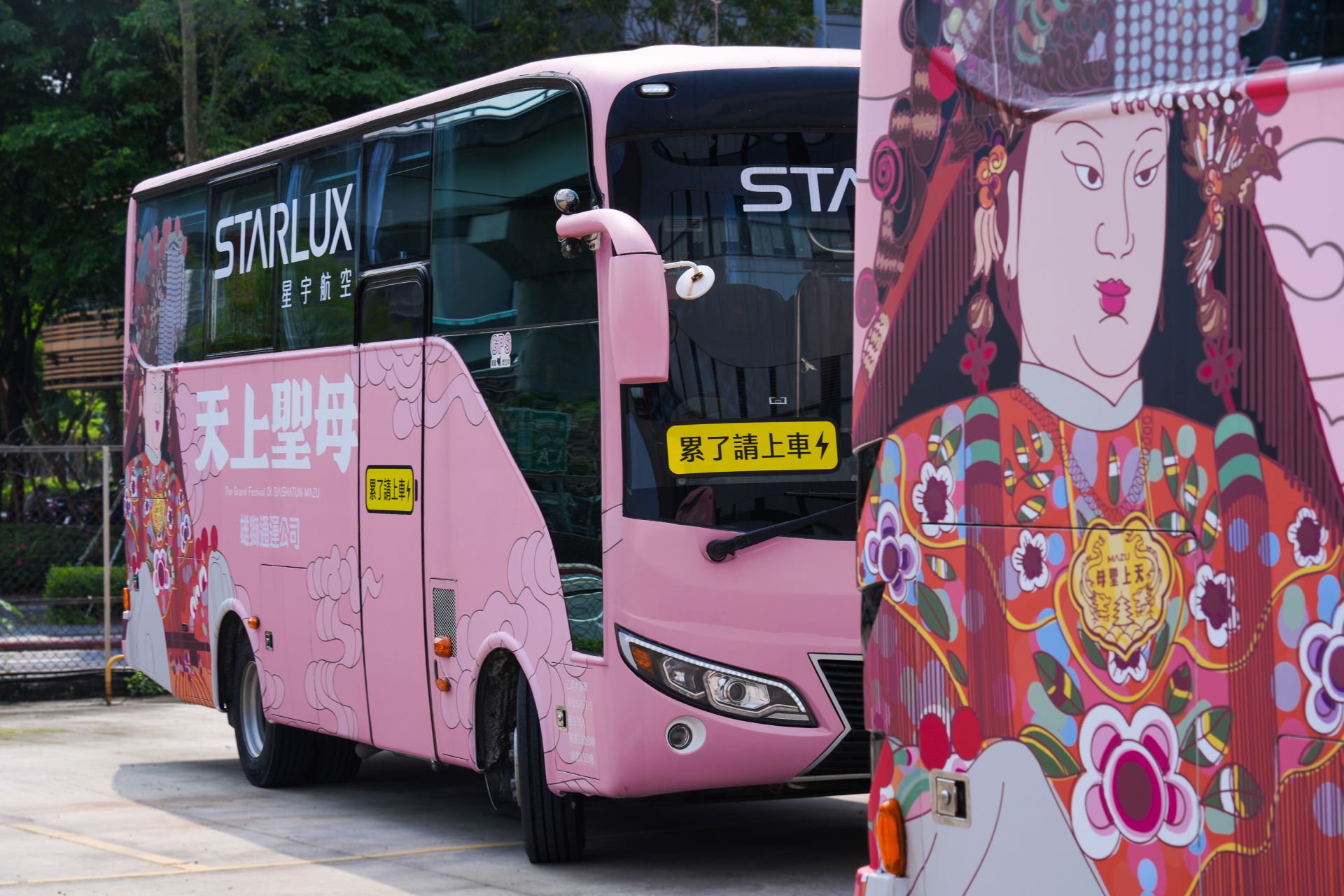 公益巴士以「粉紅超跑」為設計概念，外觀彩繪媽祖形象。