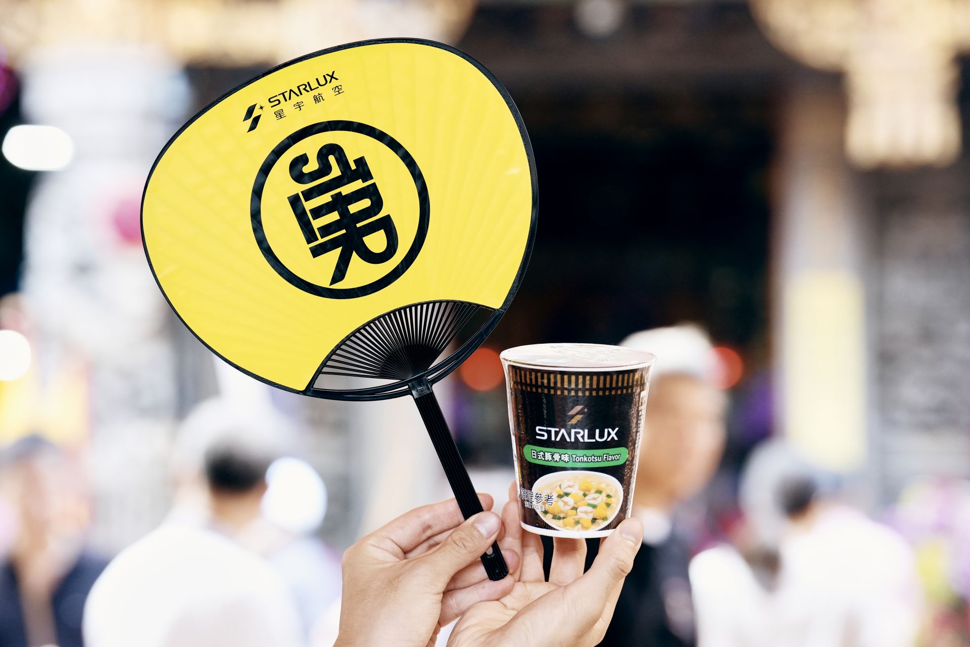 星宇航空準備「勇」字款扇子作為結緣品。