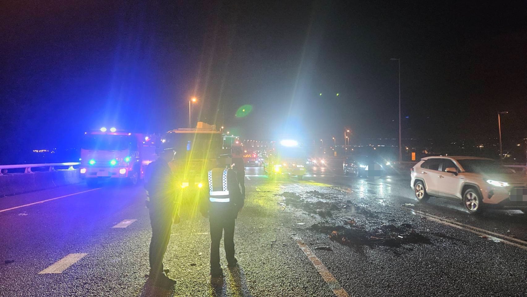 夜間國道3號霧峰系統路段發生5車追撞事故,警方與消防人員到場處理,其中2輛車起火燃燒,所幸火勢迅速撲滅,事故未再擴大。(圖/讀者提供)