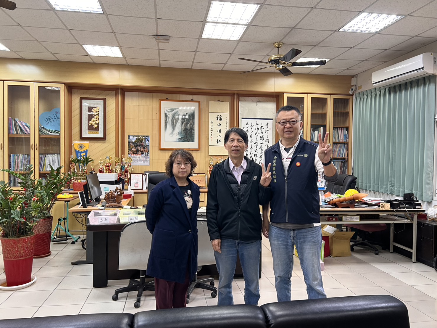 南投南崗扶輪社社長劉松澔(右)前往合作學校拜訪,與校方代表討論「扶輪之子認養計畫」執行細節,共同守護弱勢學生的教育需求。