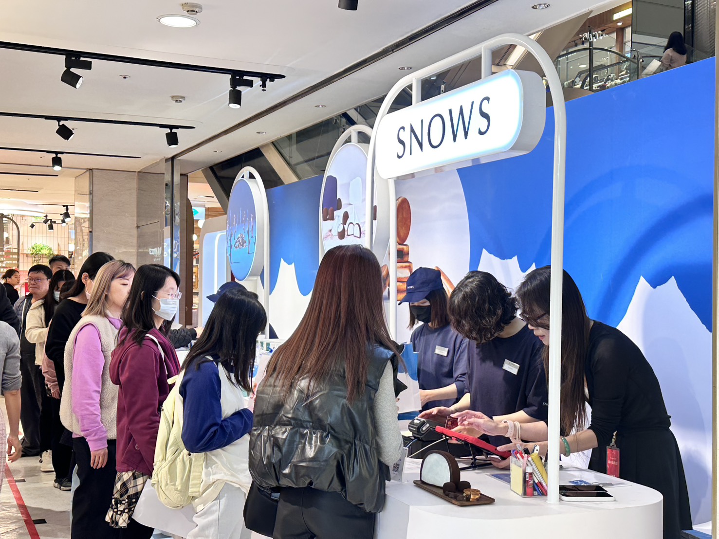SNOWS今日台中排隊人潮。