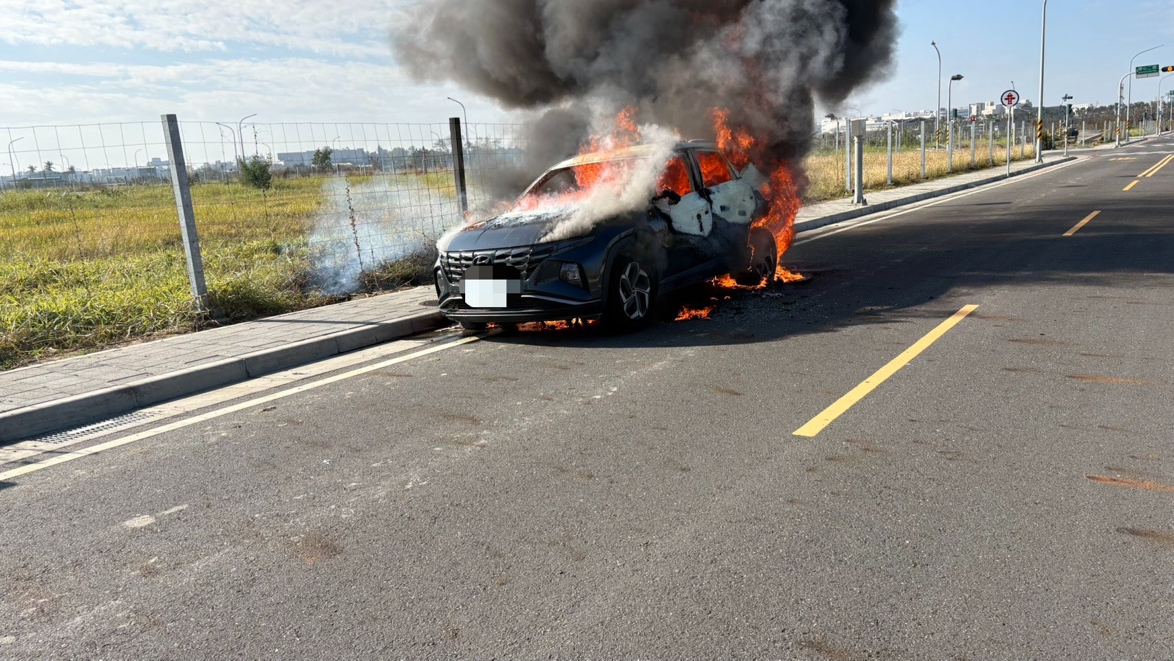 ▲台南轎車燒成火球!滅火後驚見焦屍 人妻接噩耗心碎(圖/記者王俊勝 翻攝)
