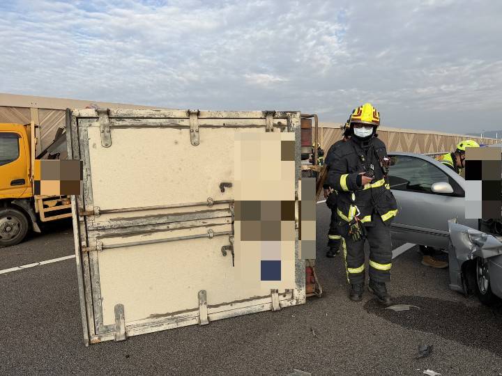 國道4號西向台中神岡路段發生A2交通事故，一輛自小貨車行駛路肩時，碰撞施工預警車後翻覆，車體橫倒路面，造成車流受阻。